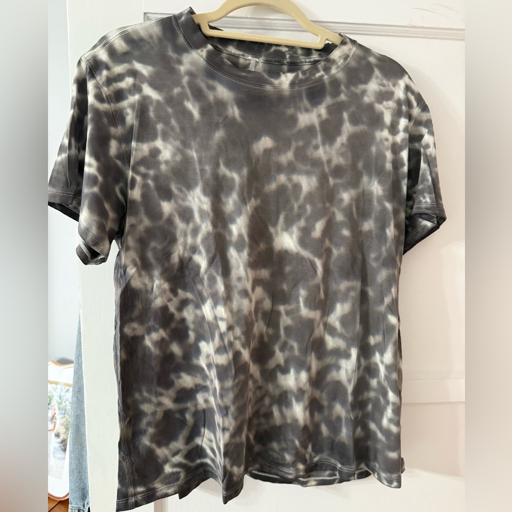 (2) Lululemon boyfriend Tee Bundle